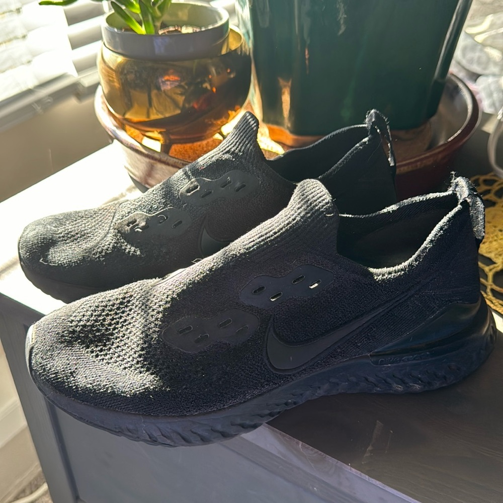 Black Nikes size 8